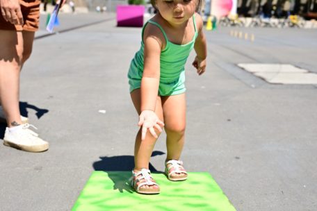 Für Fahrradfahren ist Robynn noch zu klein, deshalb übt sie sich im Spiel „Cornhole“