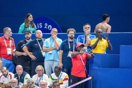 Christophe Audot (4.v.r.) beobachte das Rennen von den Trainerplätzen aus