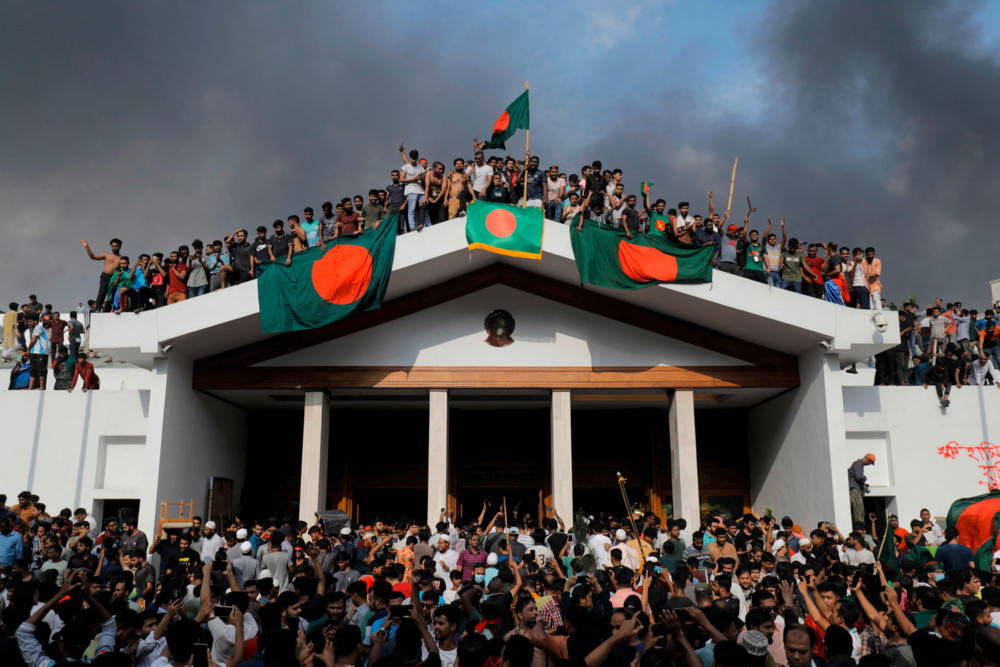 Bangladesch / Regierungschefin Hasina flieht – Armee kündigt Übergangsregierung an