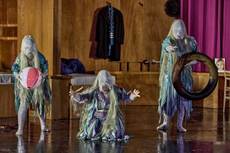 Bayreuther Festspiele 2024 (2/2) / Von missbrauchten und traumatisierten Kindern: Der „Ring des Nibelungen“ und „Der Fliegende Holländer“