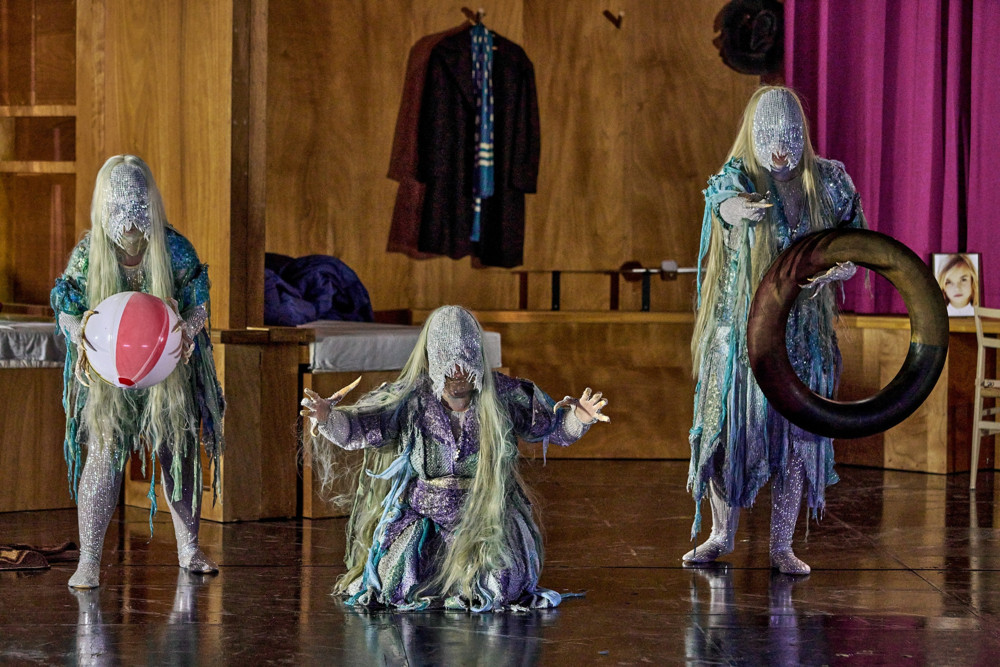 Bayreuther Festspiele 2024 (2/2) / Von missbrauchten und traumatisierten Kindern: Der „Ring des Nibelungen“ und „Der Fliegende Holländer“