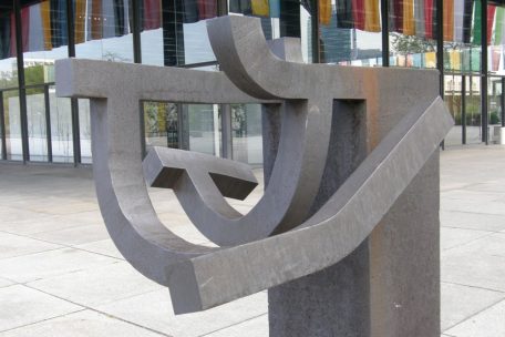 Chillidas Skulptur „Gudari“ (1975)