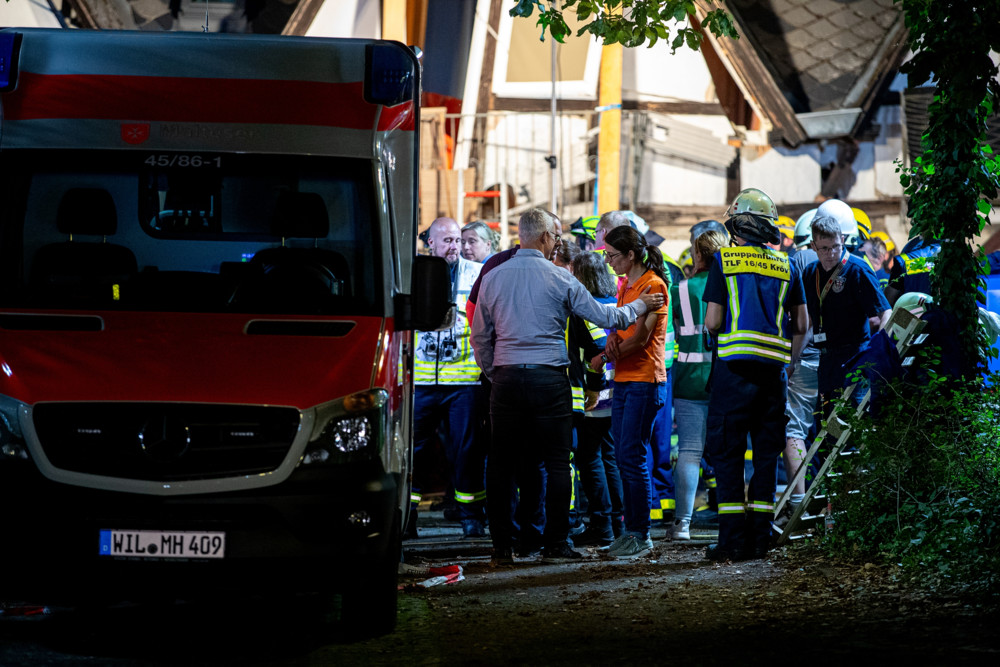 Rheinland-Pfalz / Einsatzkräfte retten alle Überlebenden aus Hotel-Trümmern in Kröv 