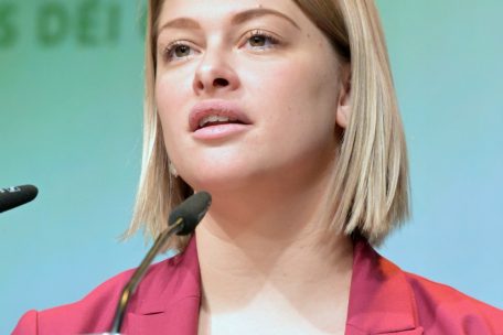 Djuna Bernard ist Abgeordnete von „déi gréng“ und hat einen Masterabschluss in Non-Profit Management and Governance