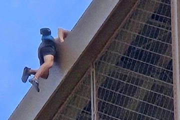 Paris / Kletterer am Eiffelturm vor Olympia-Abschluss festgenommen