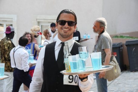 Luxemburg / Servieren mit Stil: Rund 30 Teilnehmer nehmen das „Waiter’s Hill Race“ in Angriff