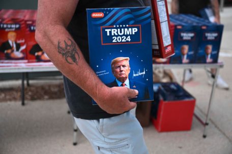 „Anders als wir“: Trump-Cornflakes und ein verwittertes Tattoo