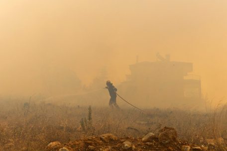 Griechenland / Waldbrand nahe Athen wütet fast ungebremst