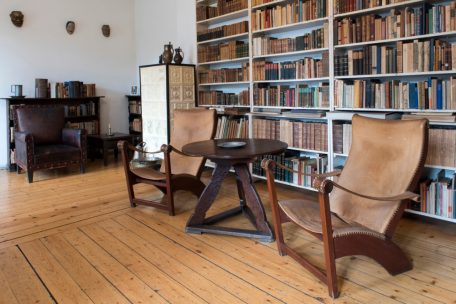 Von links bis ganz rechts: In den Regalen von Brechts Arbeitszimmer findet man eine komplette Werkausgabe Hegels. Daneben Marx und Engels sowie zahlreiche Schriften von Kommunisten, aber auch „Mein Kampf“.
