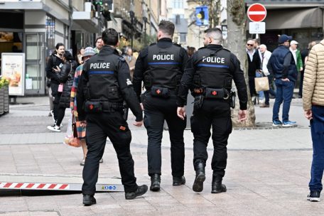 20 Objekte im Körper / Mann wirft Drogenkugeln bei Anblick von Polizisten weg – Festnahme