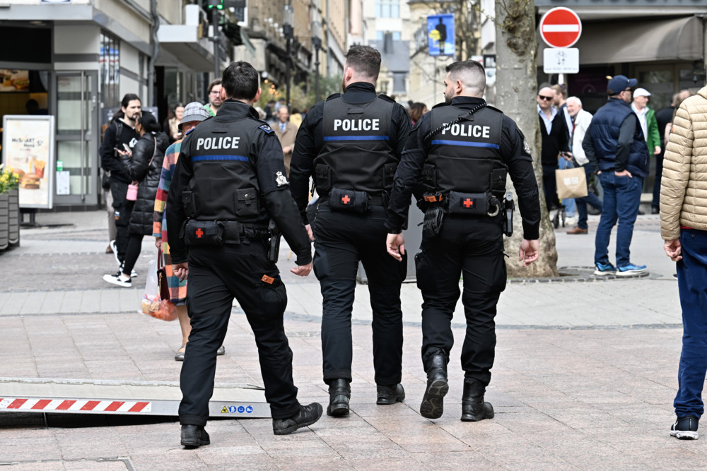 20 Objekte im Körper / Mann wirft Drogenkugeln bei Anblick von Polizisten weg – Festnahme