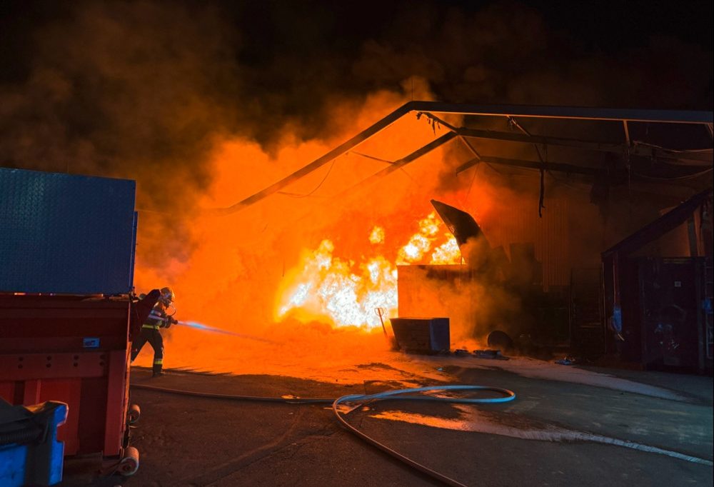 Bettemburg / Lagerhalle eines Kosmetikunternehmens vollständig in Flammen – 60 Feuerwehrleute im Einsatz