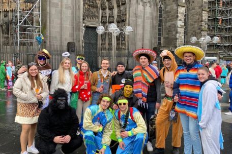 Ausflug am 11.11: Die Bonner in Köln vorm Dom