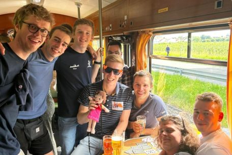 Eine gemeinsame Zugfahrt ist lustig