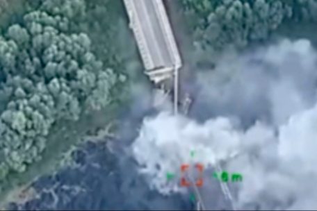 Auf diesem vom Pressebüro des ukrainischen Verteidigungsministeriums zur Verfügung gestellten Foto wird eine strategisch wichtige Brücke über den Fluss Seym von ukrainischen Truppen zerstört, die ihren Vorstoß in die russische Region Kursk fortsetzen. Die Brücke wurde vom Kreml für die Versorgung seiner Truppen genutzt, und ihre Zerstörung könnte deren Bemühungen behindern.