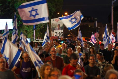 Angehörige und Unterstützer von Israelis, die seit den Anschlägen vom 7. Oktober als Geiseln gehalten werden, demonstrieren für ihre Freilassung