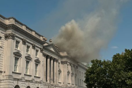 Großbritannien / Brand in London: Somerset House entgeht Katastrophe