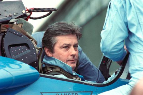 Der französische Schauspieler Alain Delon posiert am 18. April 1988 an Bord eines Alphajets der französischen Luftwaffe Patrouille de France in Salon-de-Provence.