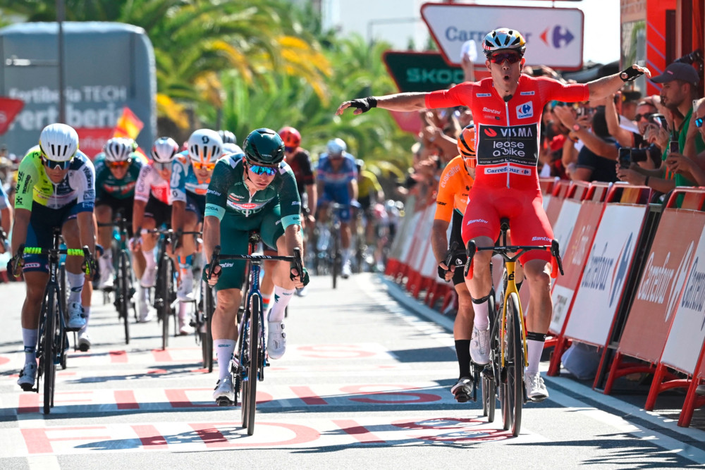 Vuelta / Van Aert in Rot von Portugal nach Spanien