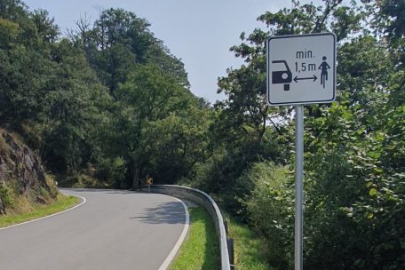 Sicherheit / Ministerium stellt neues Verkehrsschild vor: 1,5 Meter Abstand beim Überholen von Radfahrern