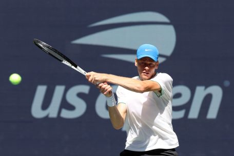 Tennis / Umjubelt, umstritten, unschuldig? Sinner legt bei US Open los