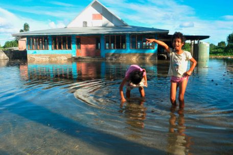 Kinder spielen am 30. Januar 2014 auf einem vom Meerwasser überfluteten Platz in Funafuti, der Hauptstadt von Tuvalu