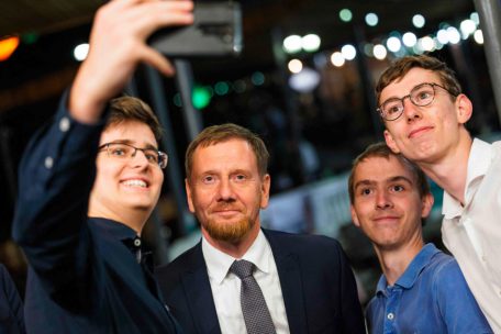 Michael Kretschmer, hier mit Anhängern, setzt auf Taktik. Jeder zweite Sachse ist mit der Amtsführung des Regierungschefs zufrieden.