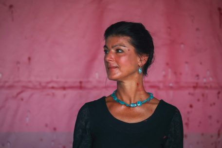 Sahra Wagenknecht will mit ihrem Bündnis gleich durchstarten. Hier bei einem Wahlkampfauftritt in Erfurt am Donnerstag, 29. August, bei dem sie ein Mann mit roter Farbe attackiert hat.