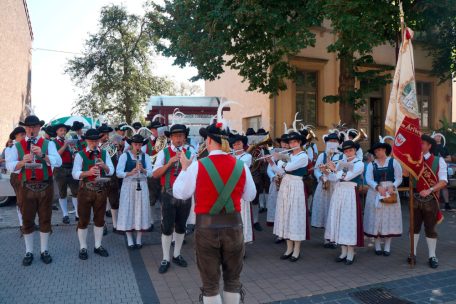 An allen Tagen spielte die Musikkapelle „St. Anton am Arlberg“ auf – in feschen Dirndln und Krachledernen mit Tirolerhüten