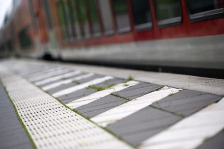 Deutschland / 53-Jährige am Konzer Bahnhof aus Zug geschubst – Schwer verletzt