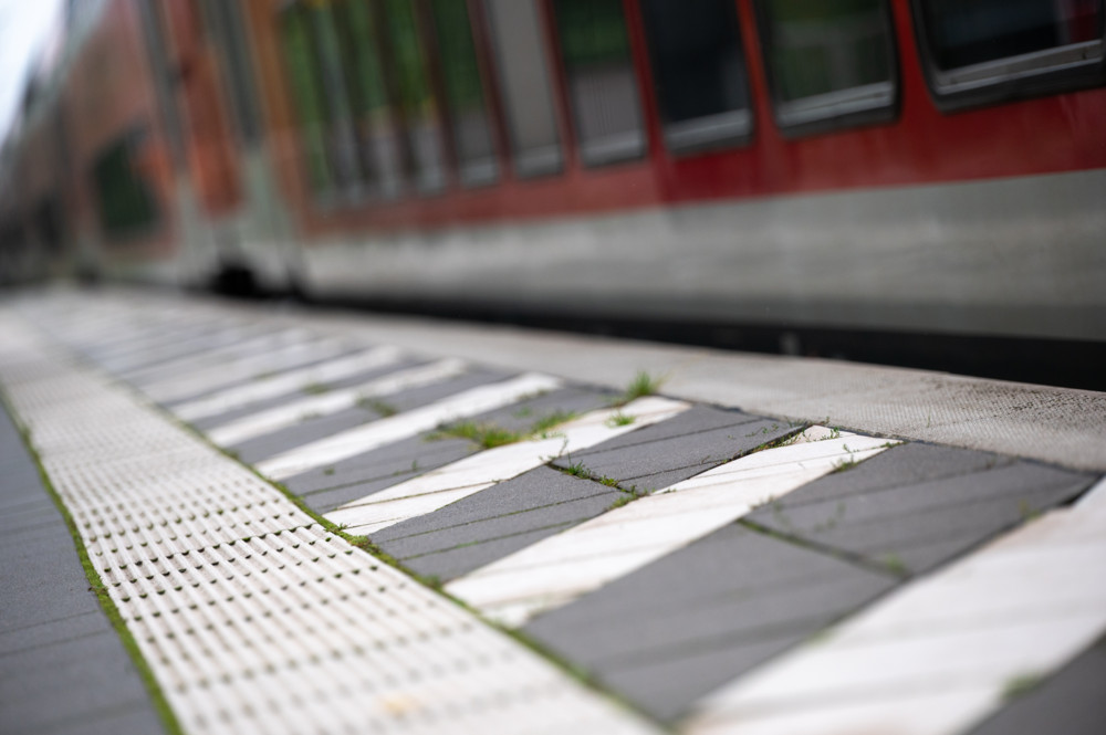 Deutschland / 53-Jährige am Konzer Bahnhof aus Zug geschubst – Schwer verletzt