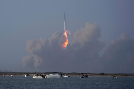 Mit viel Rauch und Feuer war das Raketensystem erstmals gestartet – und wenige Minuten später explodiert und zerbrochen
