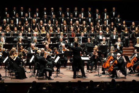 Christoph König am Dirigentenpult bei einem Konzert im Jahr 2019