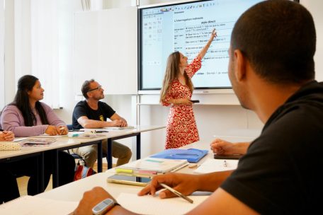 Das INLL bietet auch Zertifizierungen an, die für berufliche oder akademische Zwecke erforderlich sind