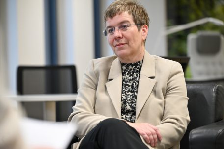 Muss aus den Konsultationen heraus eine politische Entscheidung treffen: die Ministerin für soziale Sicherheit und Gesundheit, Martine Deprez