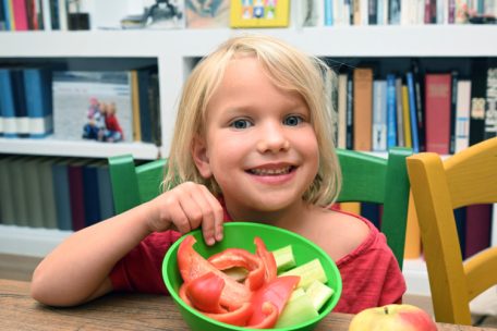Als sozusagen salzigere Alternative kann man Gemüse wie Paprika oder Gurken in die Lunchbox des Kindes packen