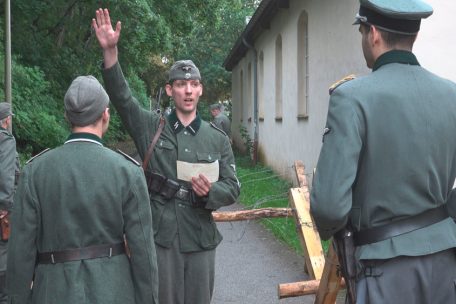 Auf ihrer Flucht mussten die vier Häftlinge immer wieder Bekanntschaft mit echten SS-Leuten machen