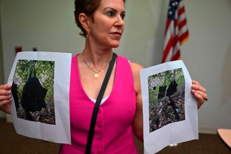 Pressesprecherin Teri Barbera zeigt auf einer Pressekonferenz Bilder von Beweismitteln, die am Zaun des Golfplatzes gefunden wurden