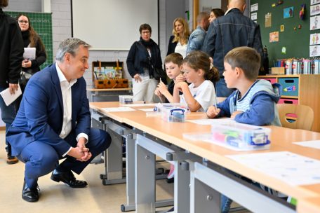 Rentrée in Remich / „Hör gut zu, du bist zum Lernen hier“: Claude Meisch zu Besuch in der Grundschule