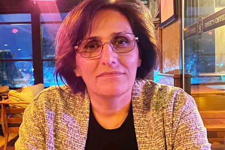 Batool Feghahaty, militante politique et ancienne prisonnière politique en Iran, vit au Luxembourg depuis 20 ans