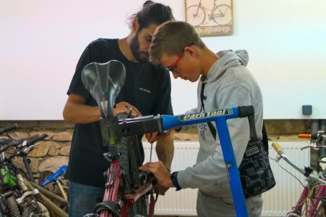 Filipe Rodrigues (l.) leitet das Atelier und setzt auf die Hilfe der Jugendlichen aus dem Jugendhaus