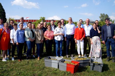 Remich  / Zum Auftakt der Weinlese: Ministerin Martine Hansen erntet die ersten Trauben