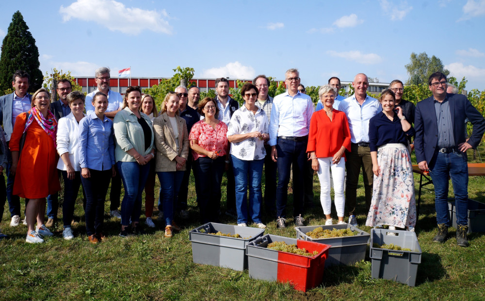 Remich  / Zum Auftakt der Weinlese: Ministerin Martine Hansen erntet die ersten Trauben