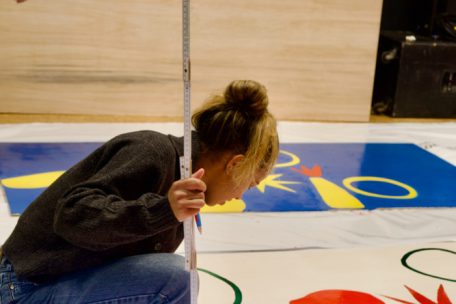 Wenige Tage vor der Eröffnung: Oriane Bruyat führt letzte Pinselstriche durch