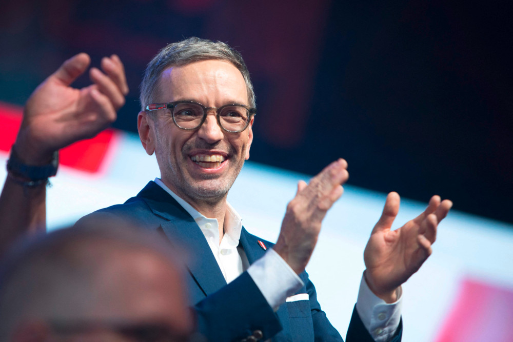 Österreich / Kurz vorm Wahltag schwimmen der in Umfragen (noch) führenden FPÖ die Felle davon