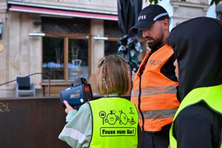 Zwei Klassen aus der Strutzbierg-Grundschule unterstützten die Polizei bei der Arbeit