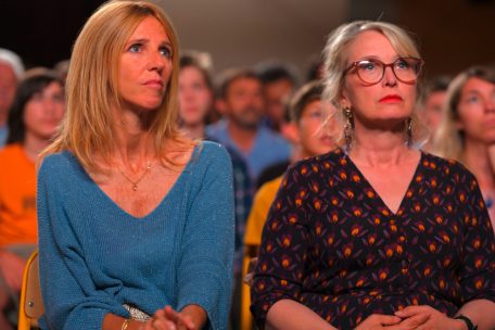 R&eacute;alisatrice et com&eacute;dienne: Julie Delpy (droite) joue une institutrice qui veut sauver le monde