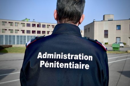 Bestätigung / Gerichtsurteil: Corona-Kritiker darf nicht wieder als Gefängniswärter arbeiten