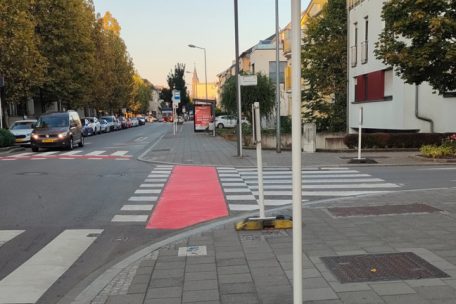 Falsche Sicherheit: Die neue Fahrbahnmarkierung in der J.-P.-Michels-Straße