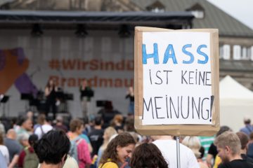 Editorial / Gegen Faschismus am internationalen Friedenstag